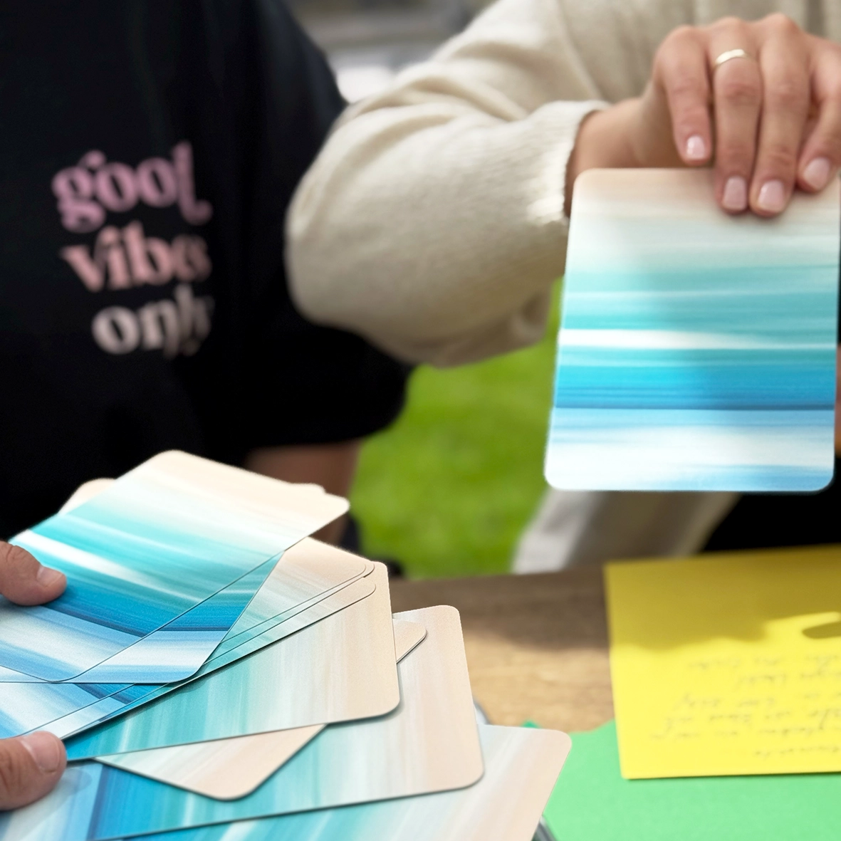 Karten als Einstieg zum Schreiben, Eine Hand zieht eine Karte aus vielen