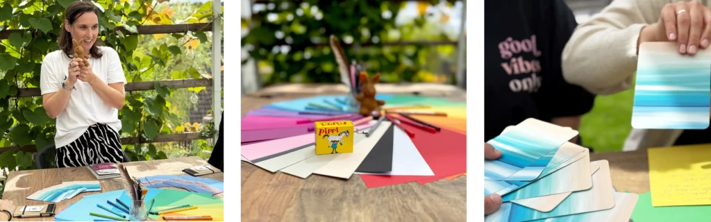 Bildreihe, Bild 1: Irena erklärt den Kursteilnehmern die Methode und macht Mut. Bild 2: Auf einem Tisch sind bunte Papiere aufgefächert und ein paar Gegenstände zur Inspiration liegen in der Mitte. Bild 3: Ein Kartenset wird von Händen aufgefächert und eine Karte wird gezogen.