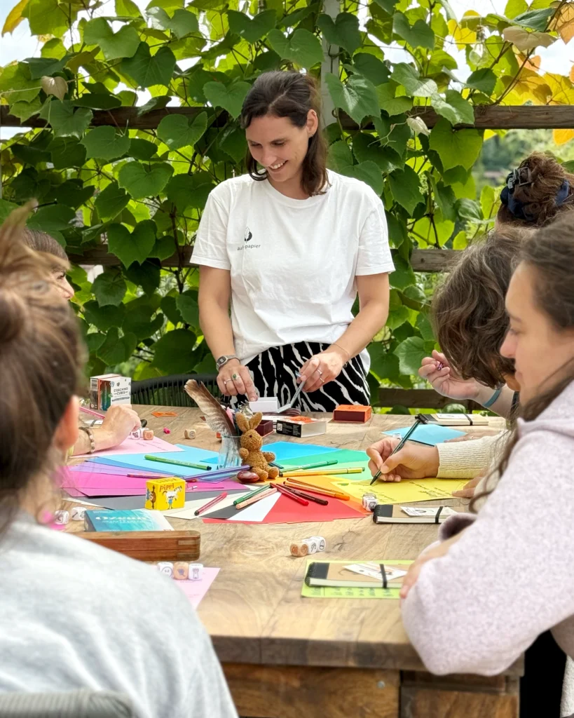Irena Jäger als Workshopleiterin einer Schreibgruppe in Würzburg